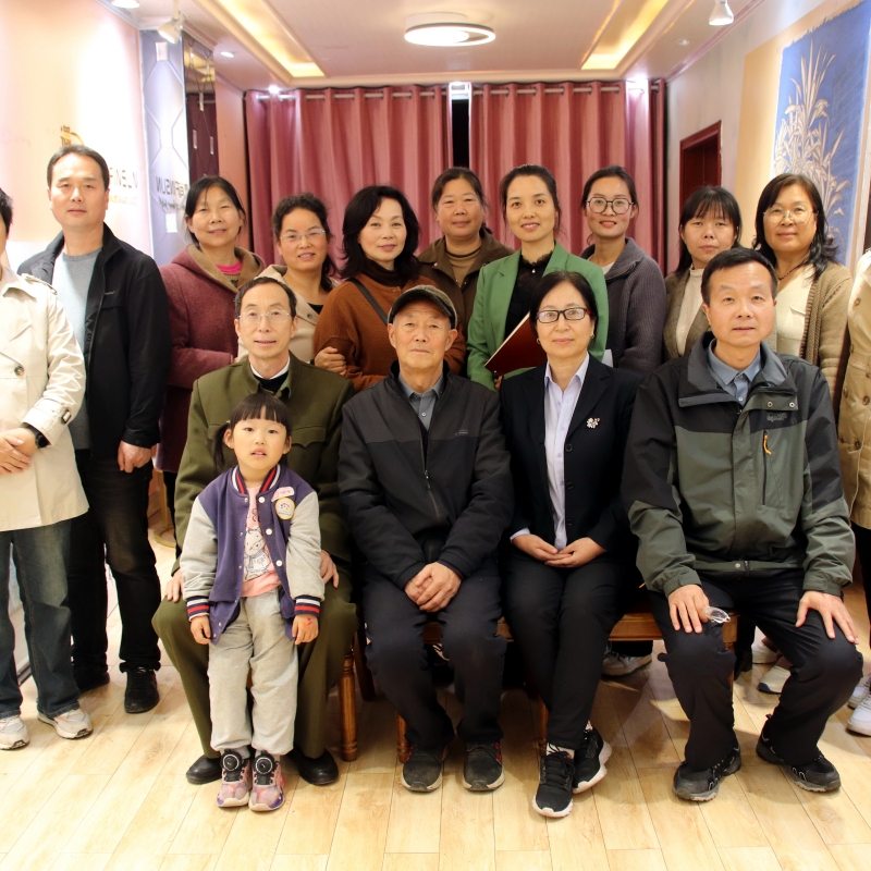 2023年11月3日晚，蔺莉艺起飞团队部分画家聚会学习。张居仁老师现场讲解《周至赋》。